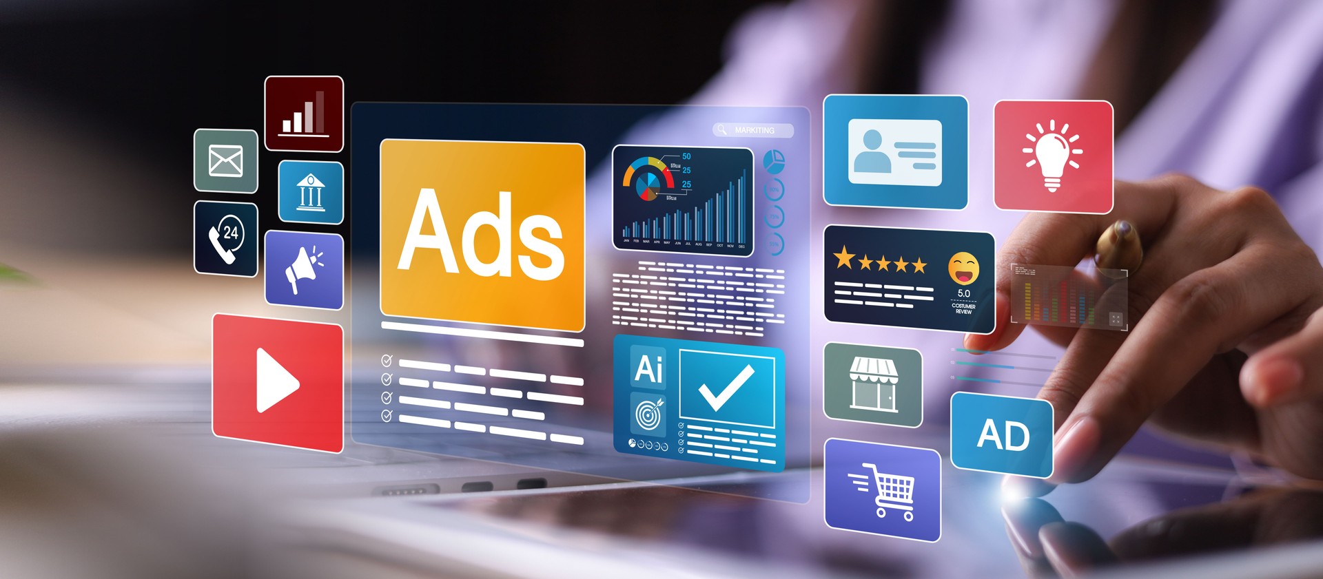 Digitales Marketing, Handel, Online-Verkaufskonzept, Geschäftsfrau, die Laptop mit Anzeigen-Dashboard verwendet, Analyse der digitalen Marketingstrategie für das Branding.