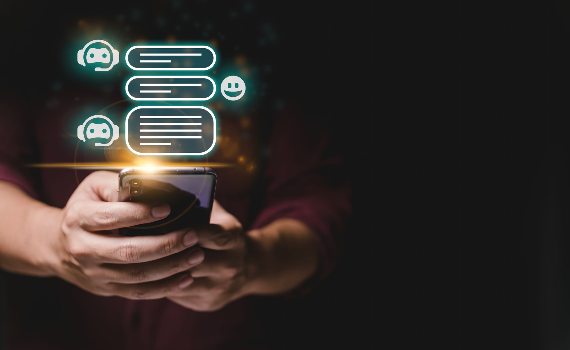 Generatives KI-Chatbot-Konzept, eine Person, die ein Smartphone mit einem leuchtenden Bildschirm auf dem Display hält, über dem eine Chat-Blase liegt. KI Bot 